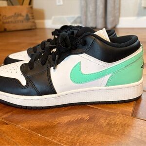 Nike Low Top Sneakers - Black, White & Mint